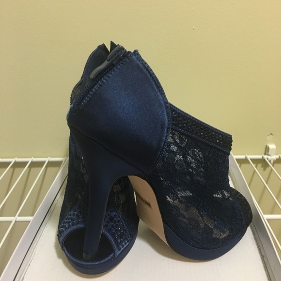 Shoes - Picture 4 of 4